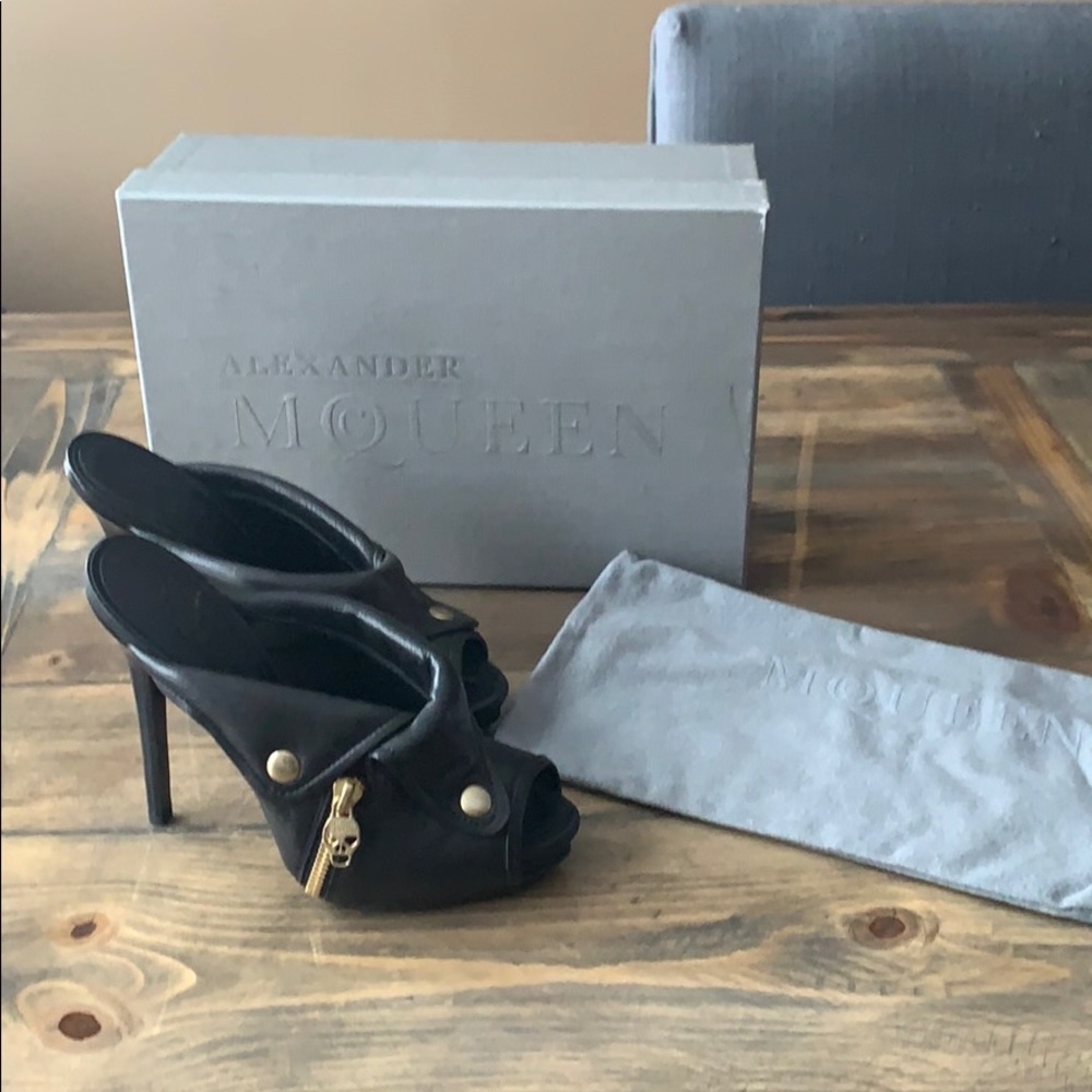 Leather Alexander McQueen peeptoe